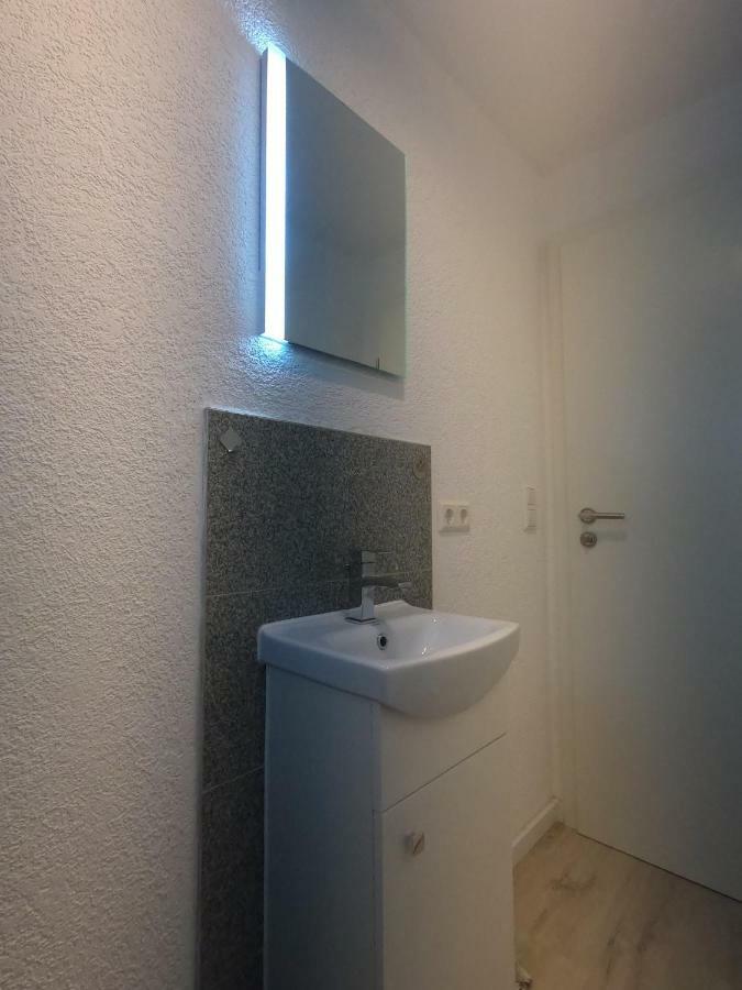 Moderne Helle 2,5 Zimmer Wohnung Mit Grossem Bad Und Kueche In Trossingen Bagian luar foto